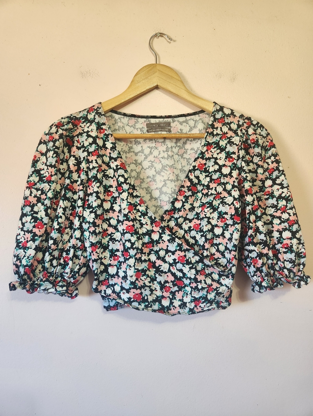 Urban Outfitters EUC Saskia Floral Puff Sleeve Wrap Crop Top Size S EUC Boho